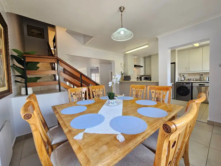 4 la corniche gordons bay 09 open plan dining with fully equipped kitchen 768x576