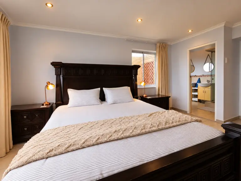 4 la corniche gordons bay 12 master bedroom with en suite bathroom 768x576