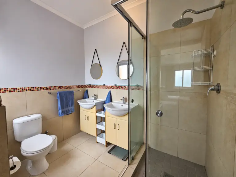 4 la corniche gordons bay 14 master bedroom with en suite bathroom 768x576
