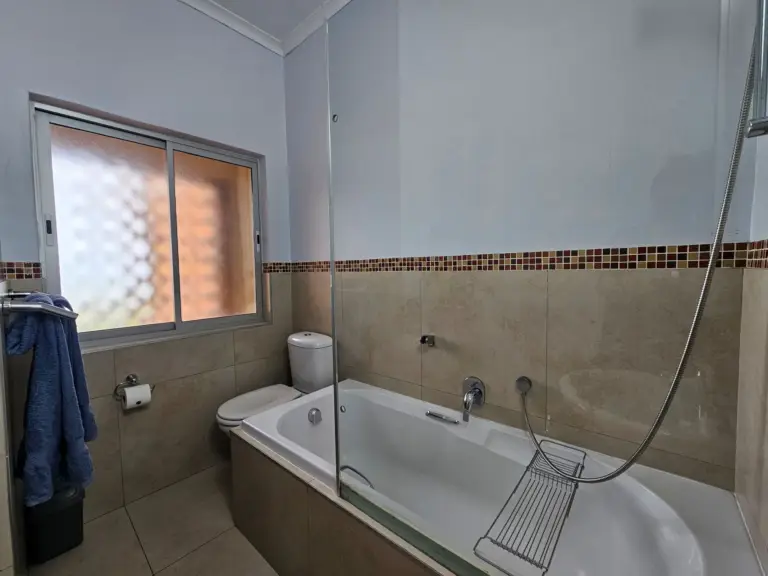 4 la corniche gordons bay 19 bath tub with towels 768x576