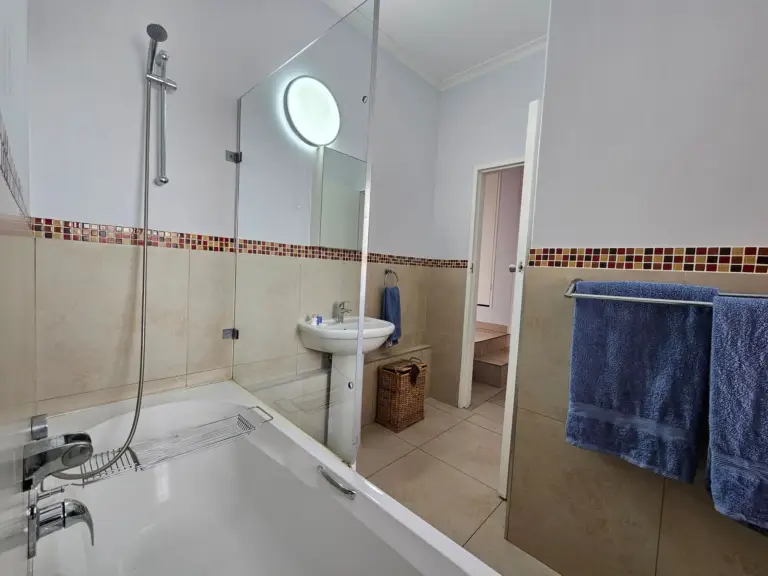 4 la corniche gordons bay 20 guest bathroom with bath and shower 768x576