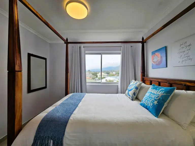4 la corniche gordons bay 23 queen bed with mountain views 768x576
