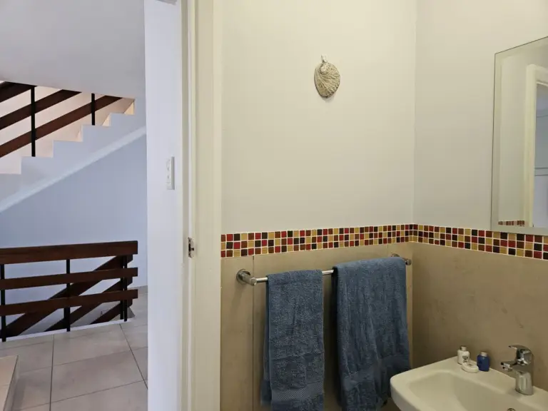 4 la corniche gordons bay 25 guest loo with towels 768x576