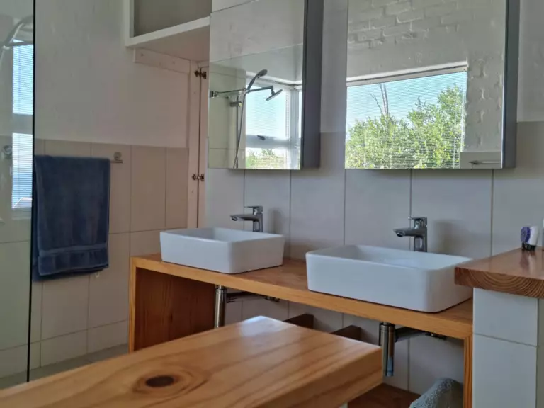 75 protea gordons bay 25 bedroom with modern bathroom 768x576