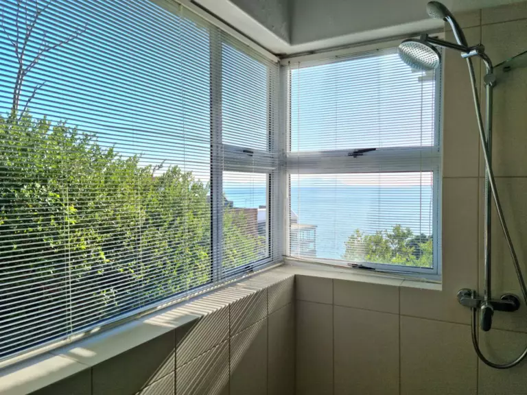 75 protea gordons bay 26 en suite with shower 768x576
