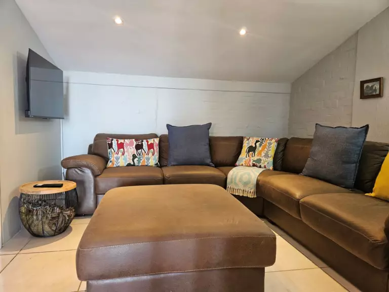casita shonene gordons bay 09 lounge with television 768x576