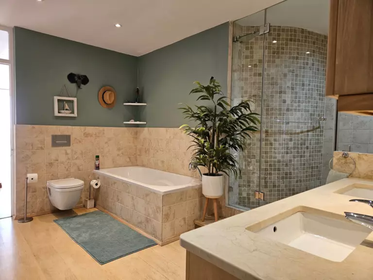 casita shonene gordons bay 18 en suite bathroom with shower 768x576