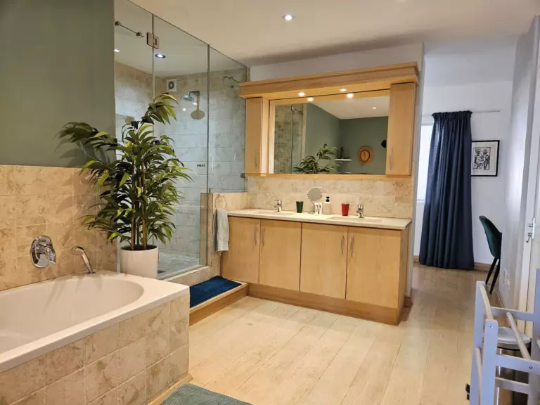 casita shonene gordons bay 19 bathroom with bath 768x576