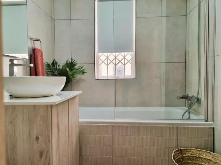 goldwater on beach gordons bay 13 bathroom with basin and bath 768x576