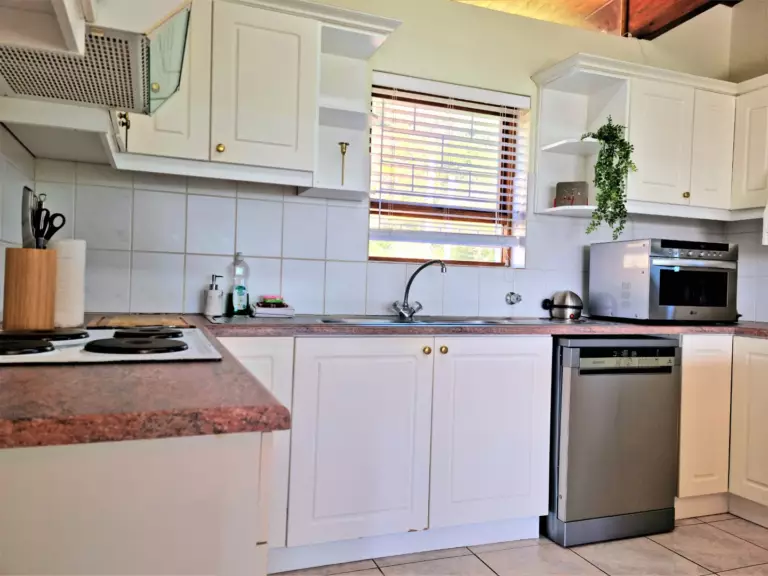 the loft gordons bay 08 kitchen with dishwasher 768x576